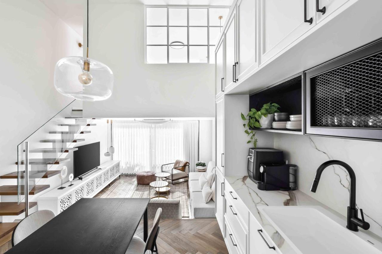Elegant Duplex With Parking By Beachfront Stay Herzliya Bagian luar foto