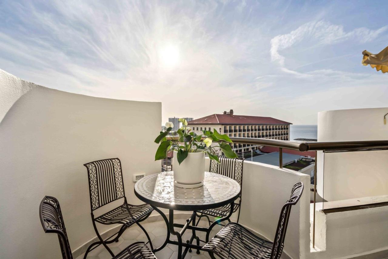 Elegant Duplex With Parking By Beachfront Stay Herzliya Bagian luar foto