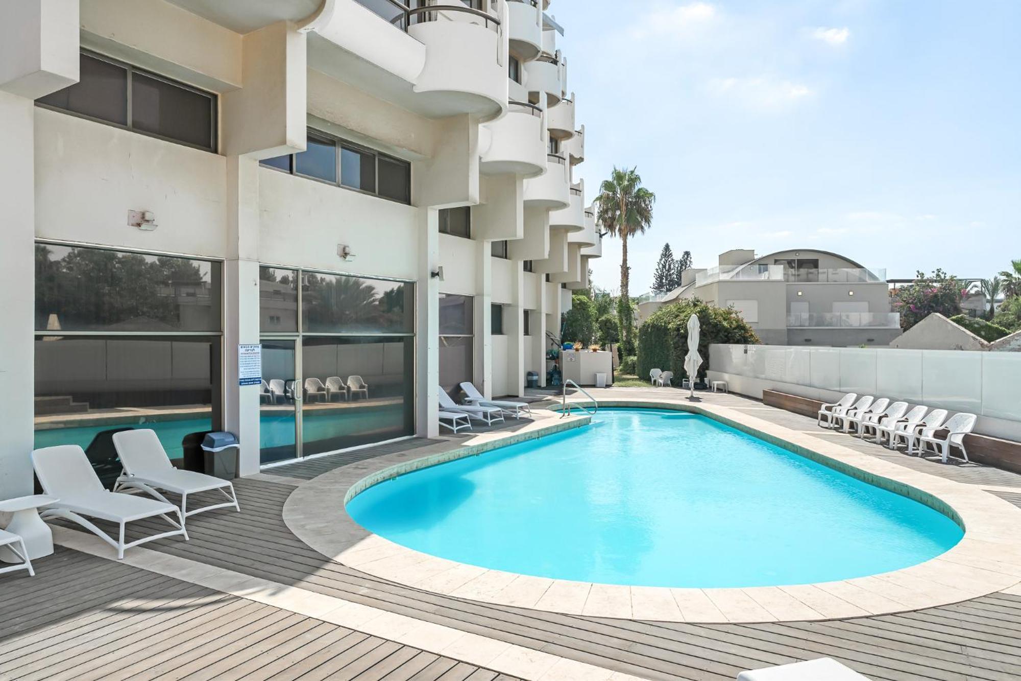Elegant Duplex With Parking By Beachfront Stay Herzliya Bagian luar foto