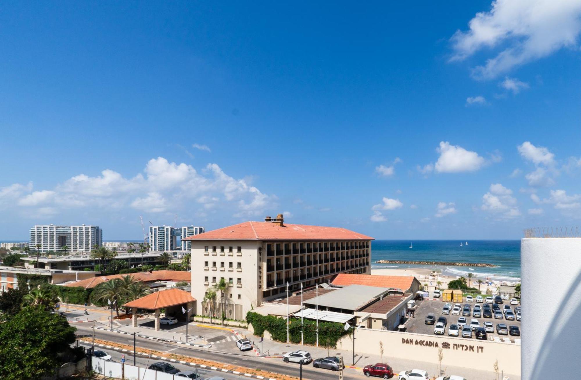 Elegant Duplex With Parking By Beachfront Stay Herzliya Bagian luar foto